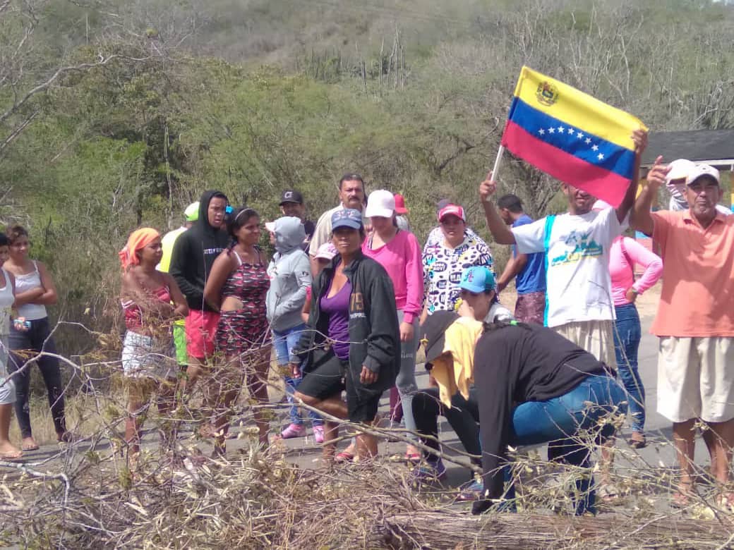 Protesta desencadenó liberación de pescadores detenidos por sacrificar tiburones en Sucre (FOTOS)