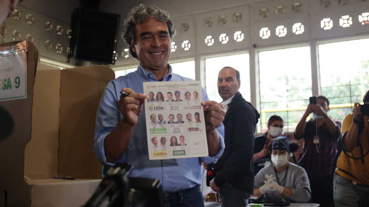 “A Colombia hay que cuidarla”: Sergio Fajardo ya votó en Medellín este #29May (FOTO)