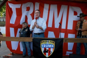 Votantes republicanos se alistan para reprender a Trump en las primarias para gobernador de Georgia