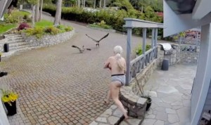 VIRAL: Corrió despavorida para salvar a su mascota de ser raptada por un águila… ¡desnuda! (VIDEO)