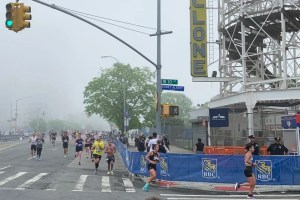Carrera de terror: Colapsó y murió en la línea de meta de la media maratón de Brooklyn