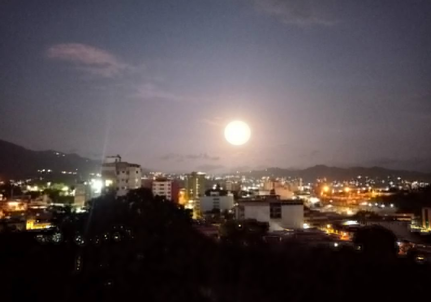 Comenzó eclipse lunar total que cautiva la mirada de los venezolanos este #15May