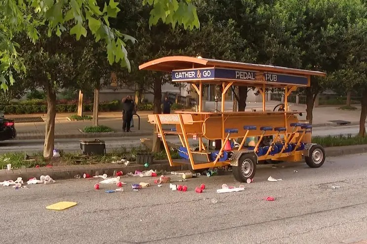 Extraño accidente en Atlanta: Mini bar sobre ruedas volcó y dejó 15 personas heridas
