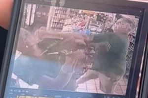 Imágenes sensibles: Golpeó brutalmente a una afroamericana en la cara en una gasolinera de Florida