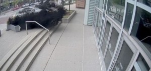 El violento choque de un Tesla sin frenos contra la entrada de un centro de convenciones en Ohio (VIDEO)