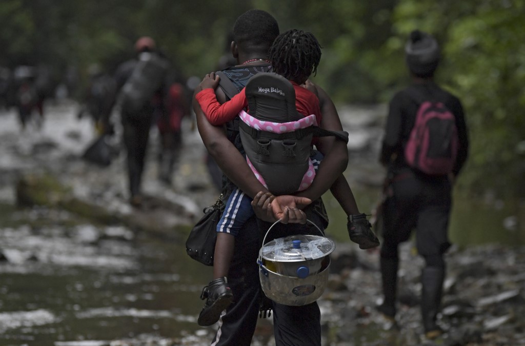 Migrantes venezolanos rescataron a otro niño perdido en medio de la selva del Darién (Video)
