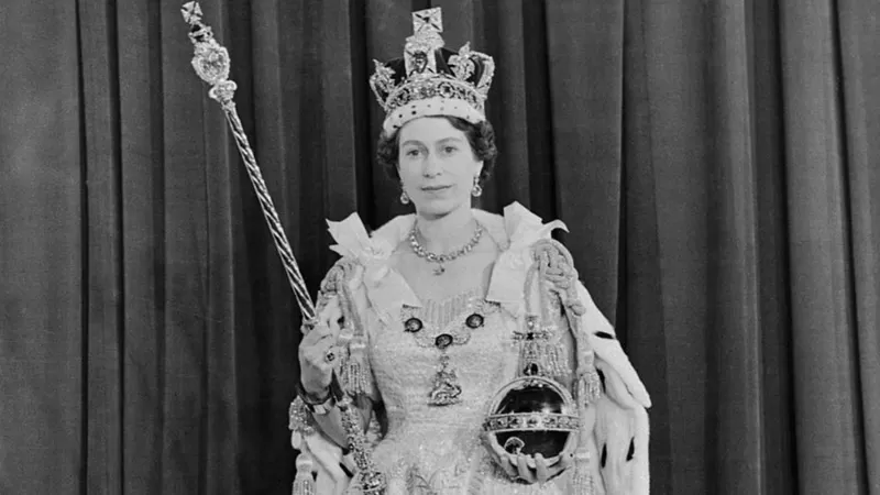 Cuáles son los monarcas que han reinado por más tiempo y a cuánto está Isabel II de ocupar el primer lugar