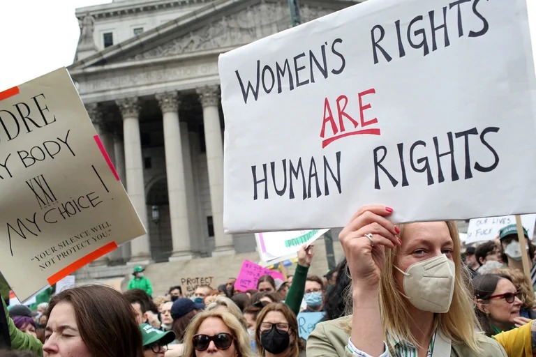 Kamala Harris se opone a las leyes estatales que recortan derechos de las mujeres en EEUU