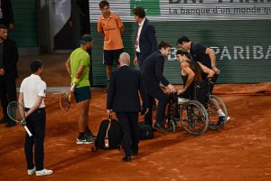 Alexander Zverev abandonó la pista en silla de ruedas en medio de la semifinal contra Nadal (VIDEO)