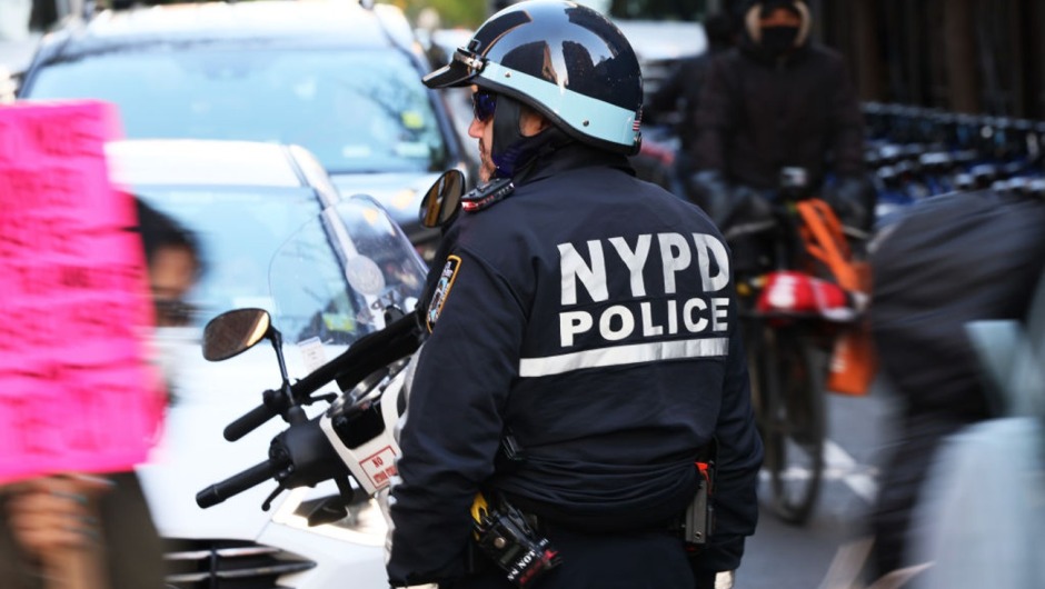 El caos se desató en icónica avenida de Nueva York cuando tiroteo dejó un muerto y ocho heridos