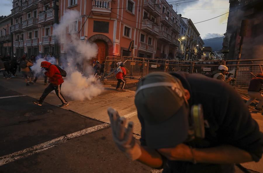 Cierre de vías y fuerte despliegue policial en el centro de Quito por protestas