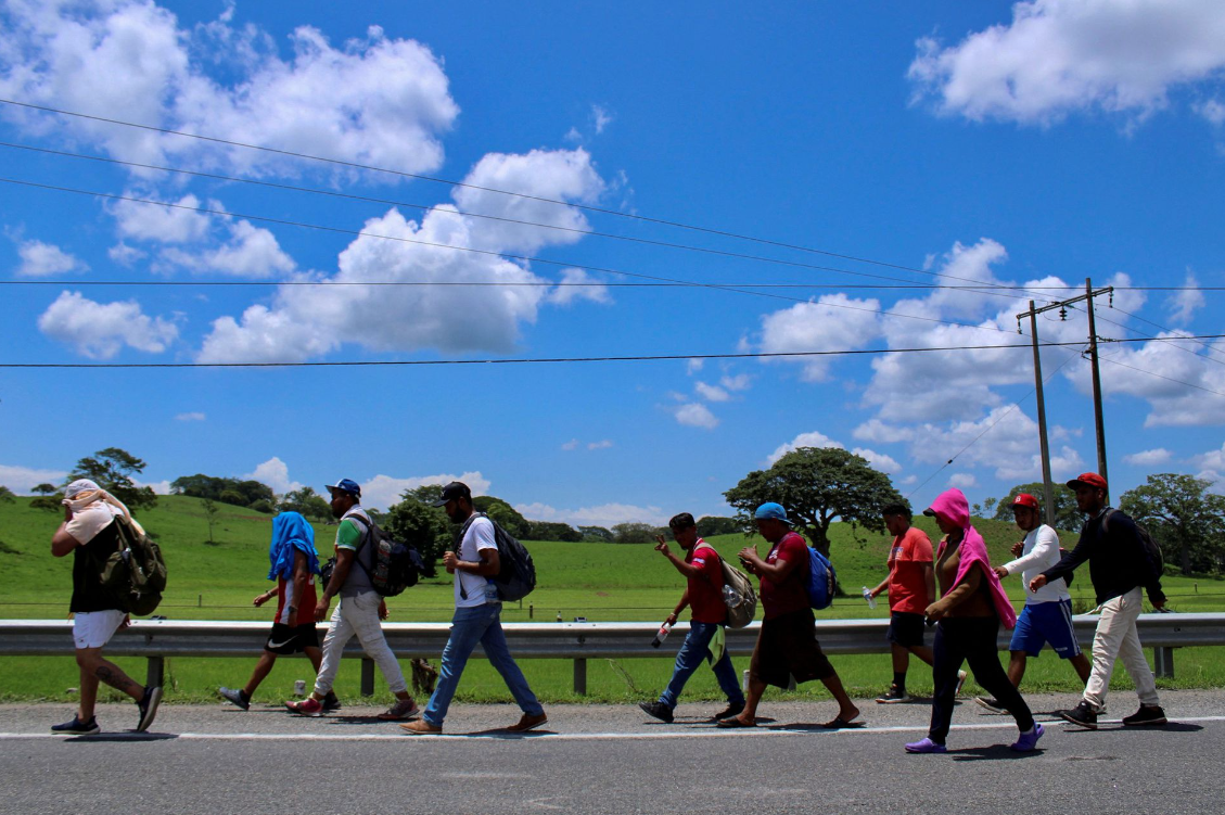 Migrantes venezolanos en México forman caravana para cruzar como sea a EEUU