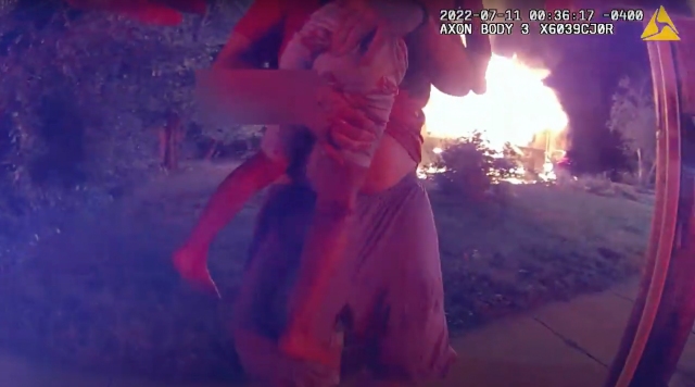 Rescató a una niña de un incendio al saltar con ella en brazos por la ventana de un segundo piso (Video)