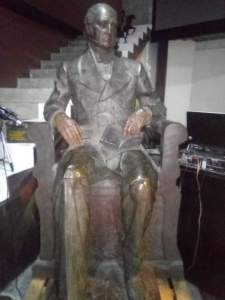 Mítica estatua de Andrés Bello desaparecida hace años fue hallada… la tenían escondida en un bar en Mérida (FOTO)