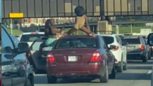 VIDEO da vuelta al mundo: hace twerking en el techo de su carro para animar a conductores en el tráfico