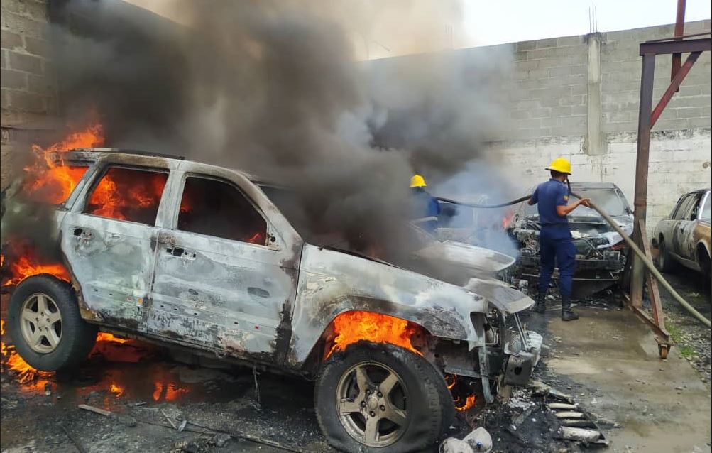Al menos un herido dejó incendio de cinco vehículos en taller mecánico de Portuguesa