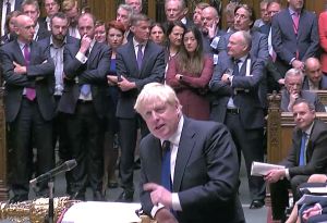 Boris Johnson comparece ante el Parlamento mientras su cargo sigue bajo escrutinio