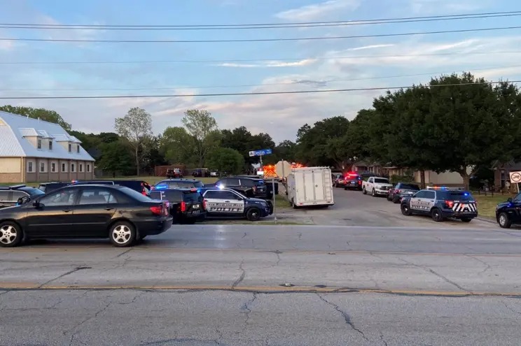 Dos muertos y varios policías heridos luego que pistolero abriera fuego en zona residencial de Texas