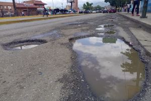 Huecos en Maracay “no dan tregua” a los amortiguadores de los vehículos