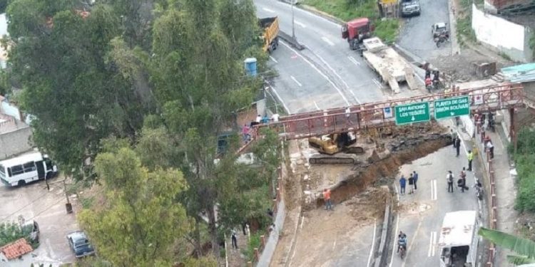 Fuerte retraso vehicular en la carretera Panamericana este #18Jul a pesar de la activación de tres vías alternas (FOTOS)