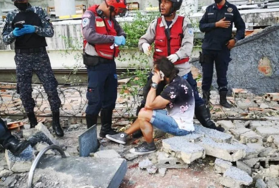 Caída de muro perimetral de una obra en la avenida Francisco de Miranda dejó un herido