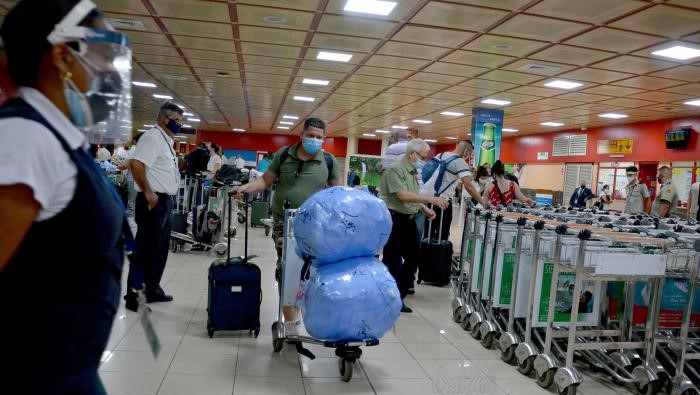 Régimen castrista anunció venta de dólares a la población y menos restricciones en la aduana