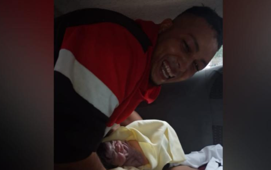 VIDEO: Mototaxista venezolano, héroe inesperado de una parturienta en las calles de Santa Marta