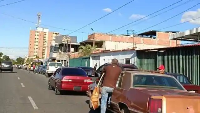While Chavismo continues to send fuel to Cuba, queues at the pumps in Lara reappear