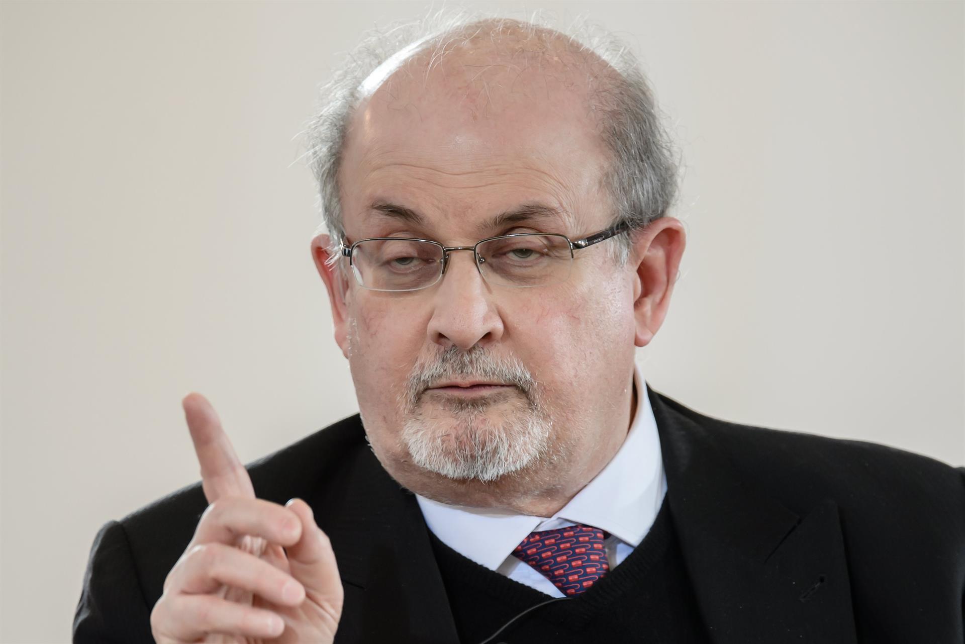 El agente de Salman Rushdie contó que el escritor perdió un ojo y la movilidad de una mano tras el atentado