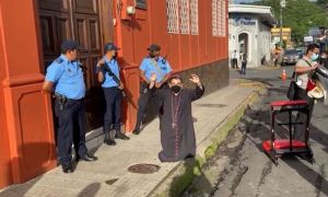 Policía de Nicaragua irrumpió violentamente en el lugar donde se refugia el obispo perseguido por el régimen de Ortega