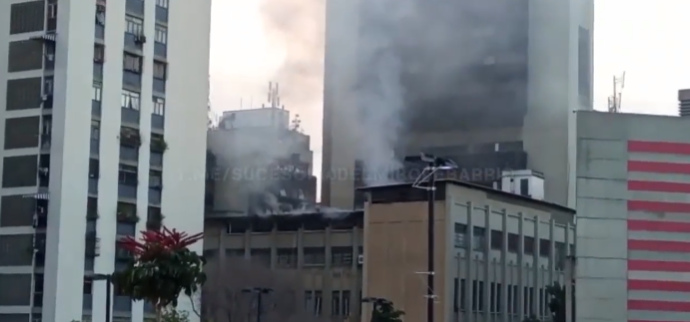 Reportan incendio en edificio adyacente a la Plaza del BCV en Caracas #22Ago (Video)