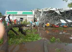 Fuerte lluvia con ventolera desplomó el techo de mercado en La Cañada de Urdaneta en Zulia (Imágenes)
