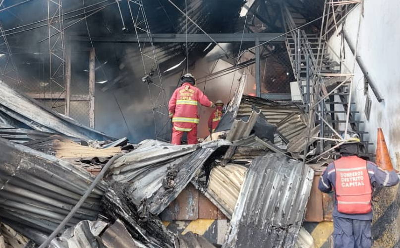 Venezuela recibió equipos para diálisis tras incendio en depósito de Carapita