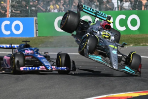 Alonso llamó “idiota” a Hamilton, tras chocar en plena salida del Gran Premio de Bélgica (VIDEO)