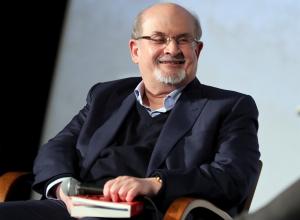 Atacan al escritor Salman Rushdie durante un acto en Nueva York: había sido amenazado por Irán (Imágenes)