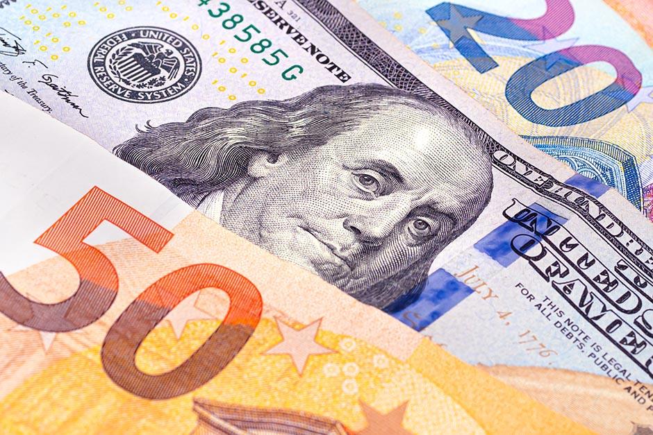 El euro cae por debajo del dólar tras haber recuperado la paridad