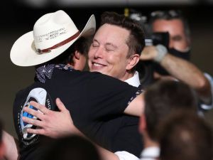Cómo un “don nadie” de 23 años se ha convertido en el mejor amigo de Elon Musk