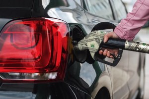 Precio promedio de la gasolina en EEUU se acerca a los 4 dólares por galón