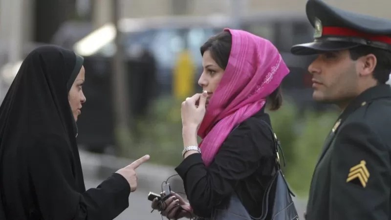 Cómo funciona la “policía de la moral” acusada de matar a golpes a una joven en Irán