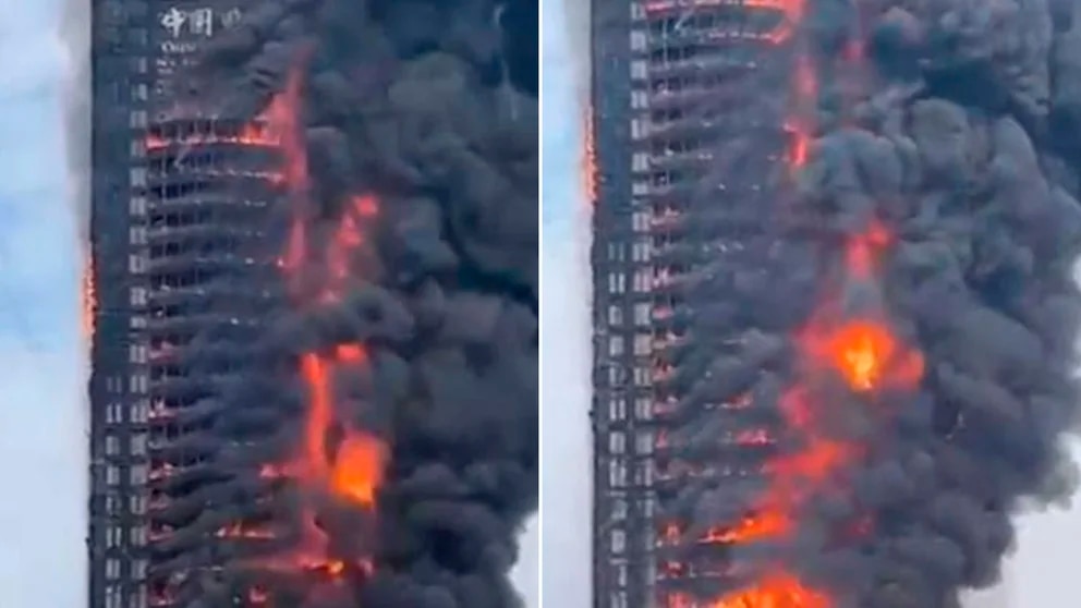 Impresionante incendio consume parte de un rascacielos en ciudad del centro de China (VIDEO)