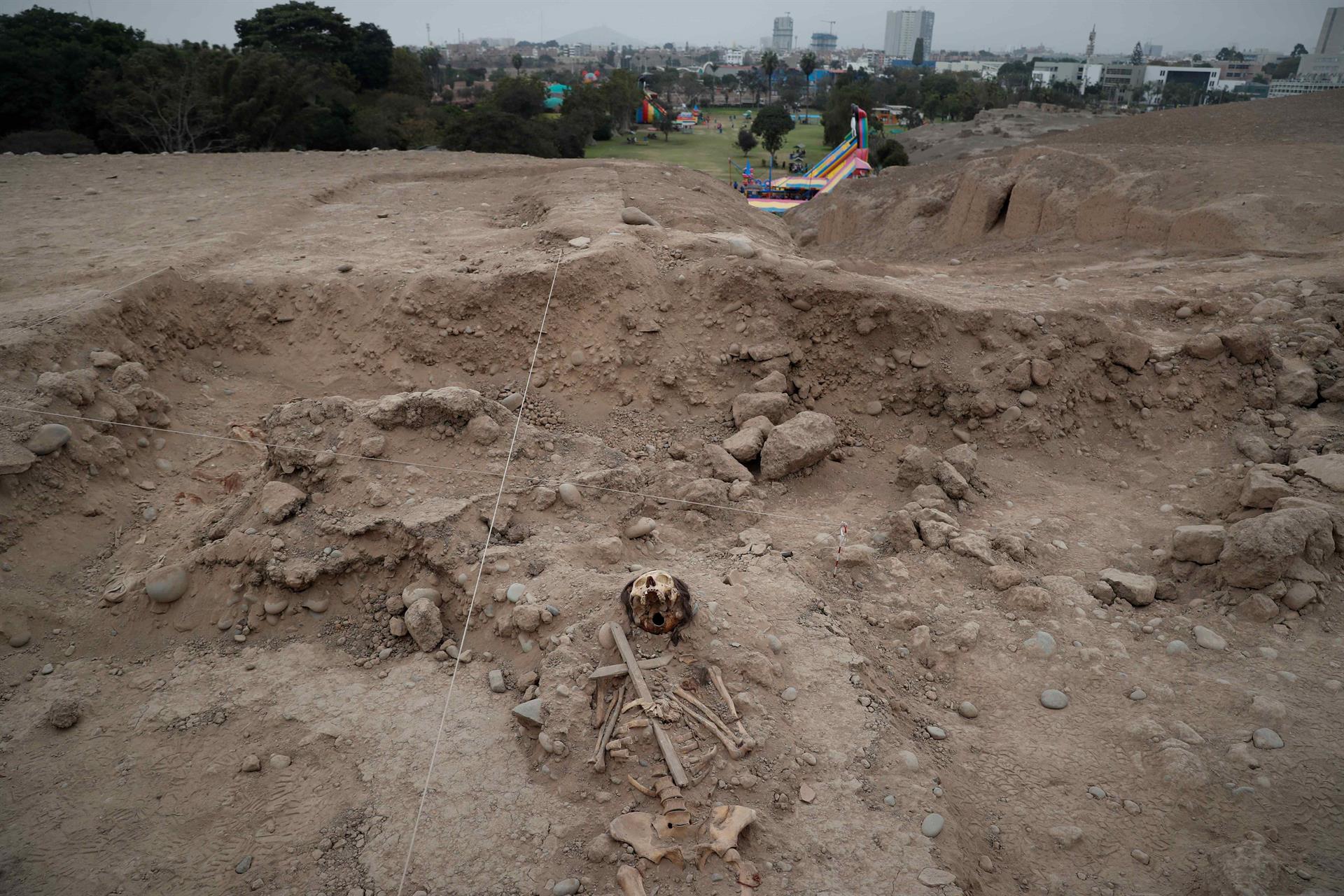 Hallan en Perú restos de dos infantes en una posible ofrenda preincaica