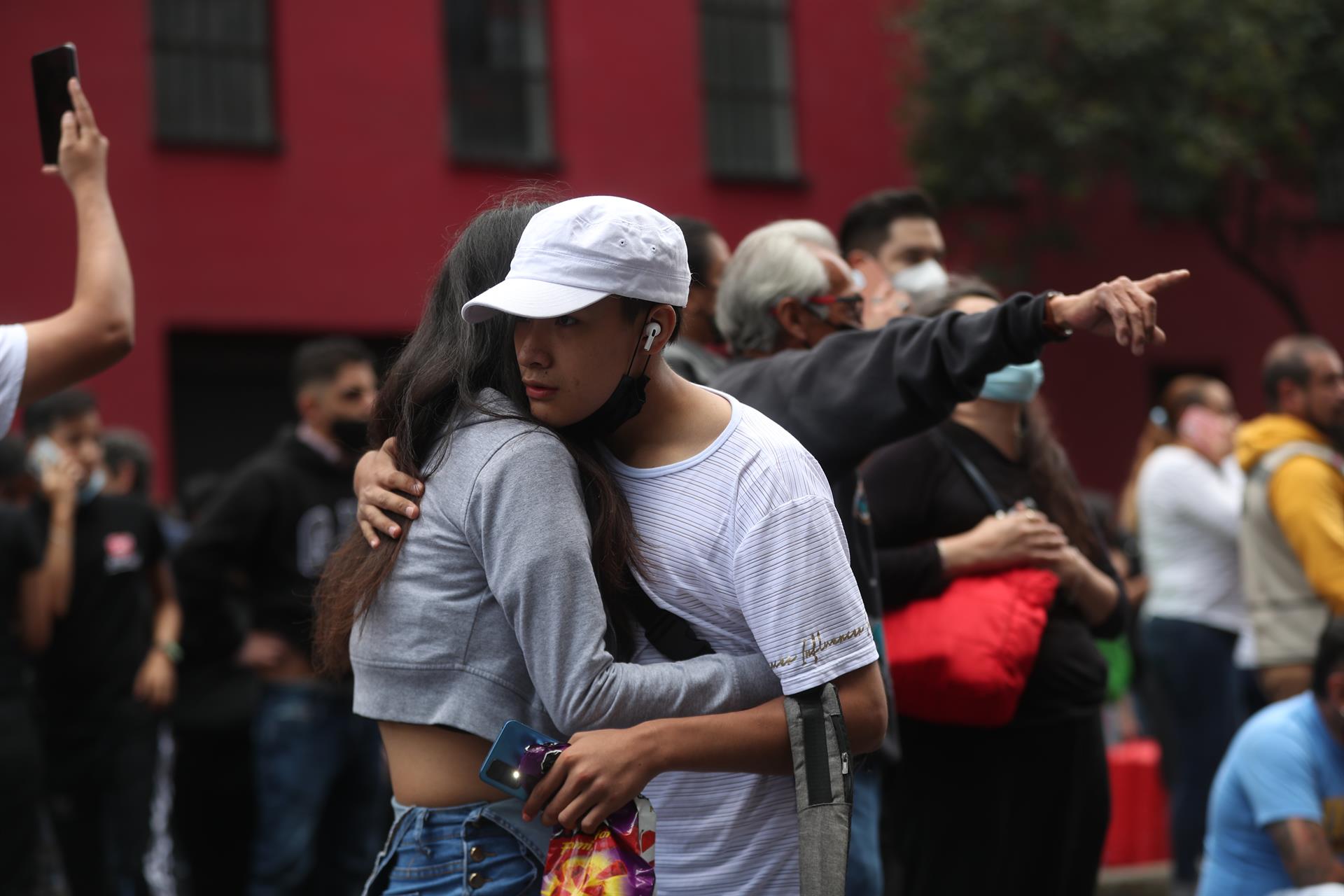 Suben a dos los muertos y a 10 los heridos por el sismo de 7,7 en México