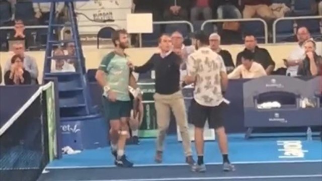 Golpes y raquetazos: la insólita pelea entre dos tenistas al terminar un partido del Challenger Open d’Orleans