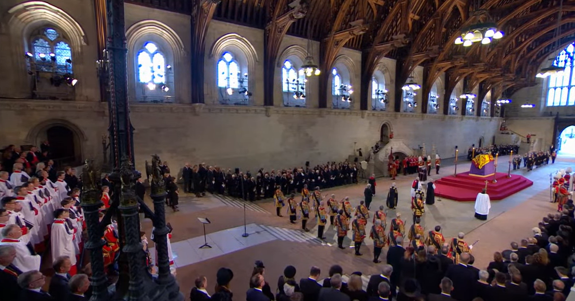 Un servicio religioso marca la llegada del ataúd de Isabel II al Parlamento