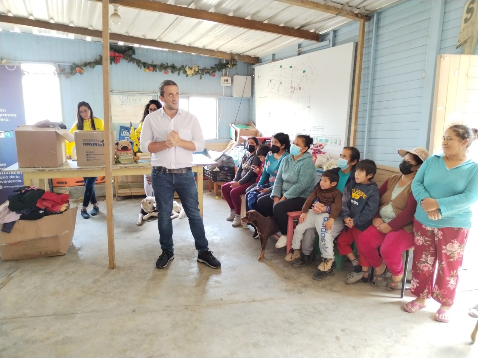 Carlos Scull entregó donativos a familias venezolanas en Cerro Verde, Perú
