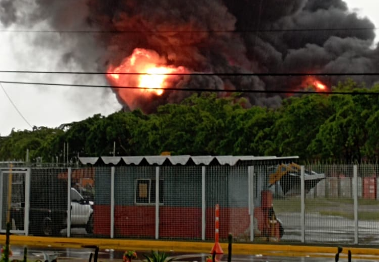En VIDEO: “Lluvia negra” cae del cielo mientras vecinos se alejan de refinería en Puerto La Cruz