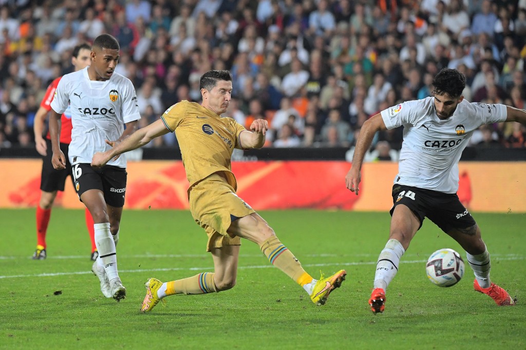 Lewandowski resolvió un partido apretado contra Valencia en el minuto 93