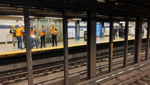 Pelea con desenlace fatal: Murió al ser empujado a las vías del metro en Queens
