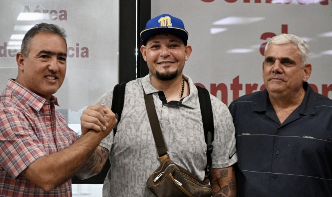 La nave turca se armó: así recibió Magallanes a Yadier Molina… su nuevo manager para revalidar el título (VIDEO)