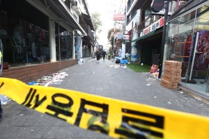 Testigos critican falta de presencia policial durante la tragedia de Seúl